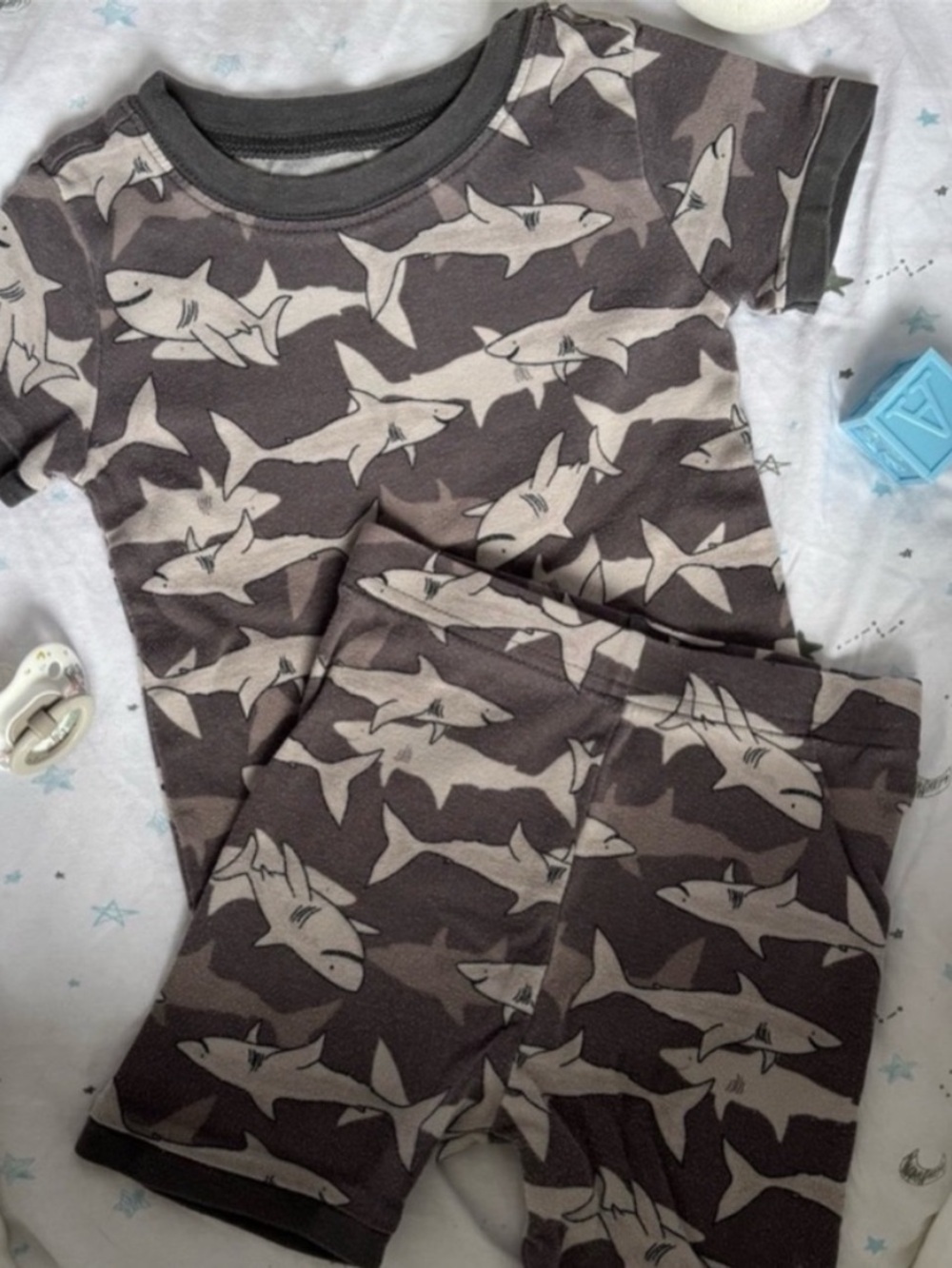 ⭒ 5/15$ Old Navy Shark Print Baby Pajama Set Soft Sleepwear All Over Print 3T